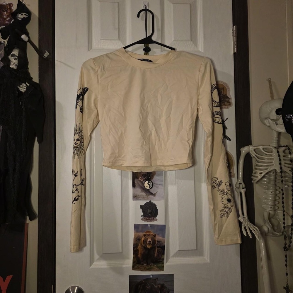 SHEIN Cream Cropped Long-Sleeve Tee with Black Sleeve Art